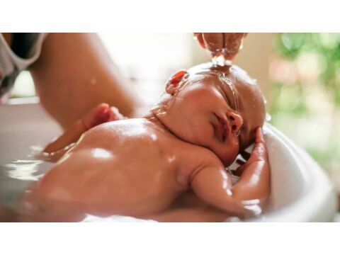 Hogyan fürdesd újszülött kisbabádat – 6 tipp kezdő kismamáknak