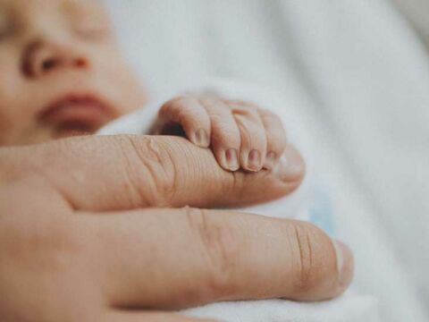 Hogyan kell levágni az újszülött kisbaba körmét?